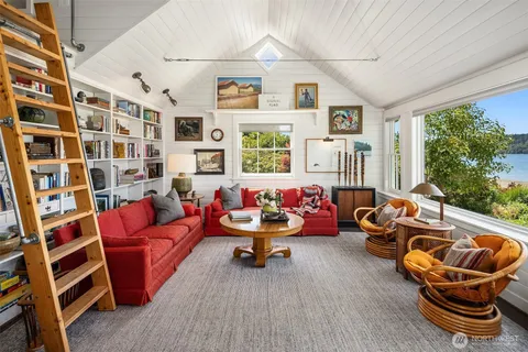 $1,650,000 | 10050 Southwest Dock Street, Vashon, WA 98070