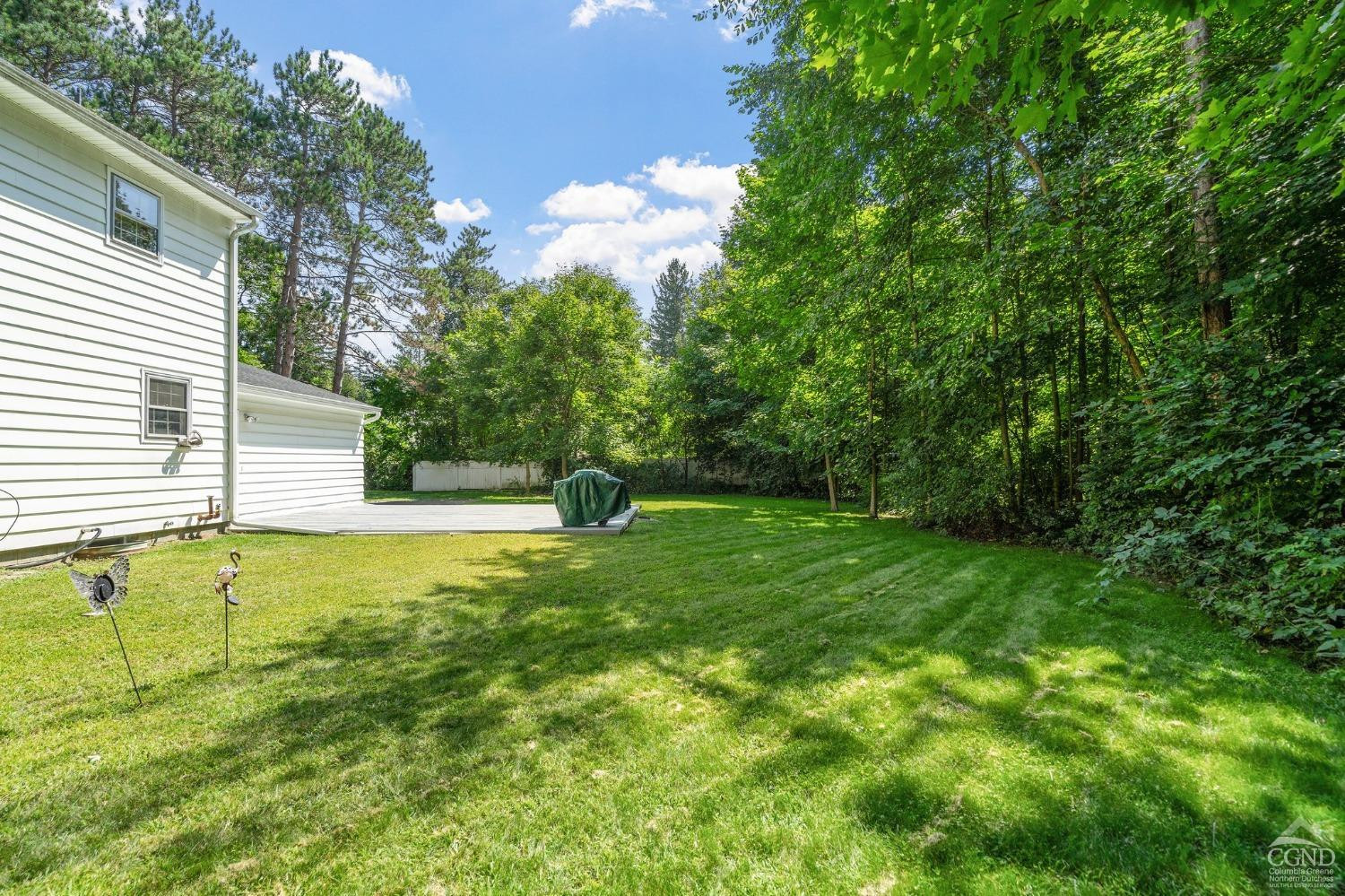 Private back yard with ample deck