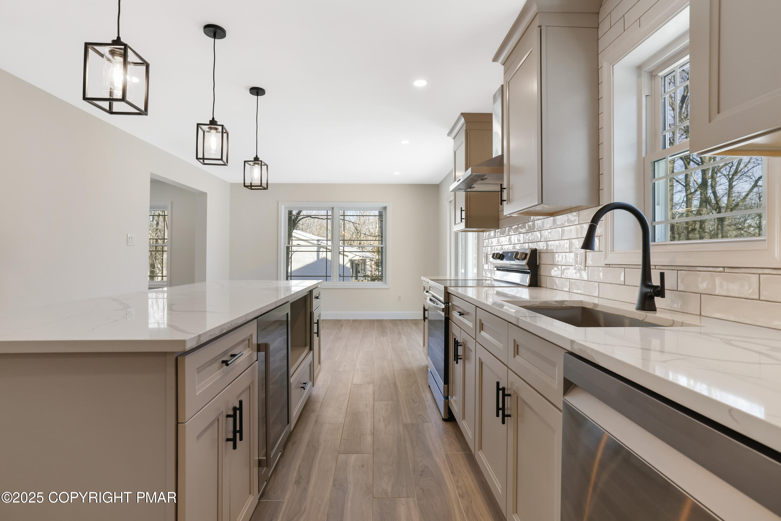 14 Stonegate Court Mount Pocono, PA 18344 - Photo 11 of 71 kitchen