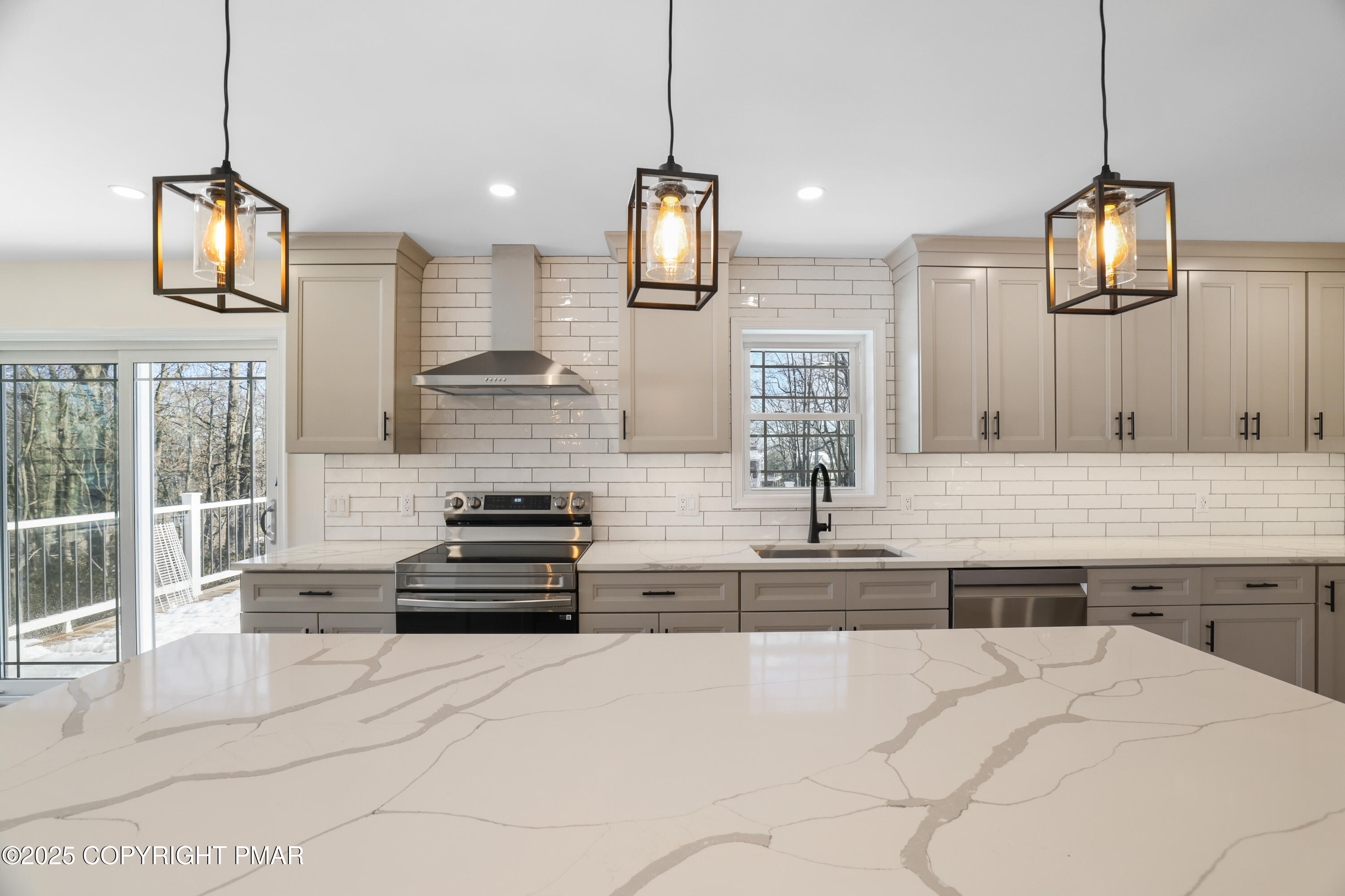 14 Stonegate Court Mount Pocono, PA 18344 - Photo 14 of 71 kitchen