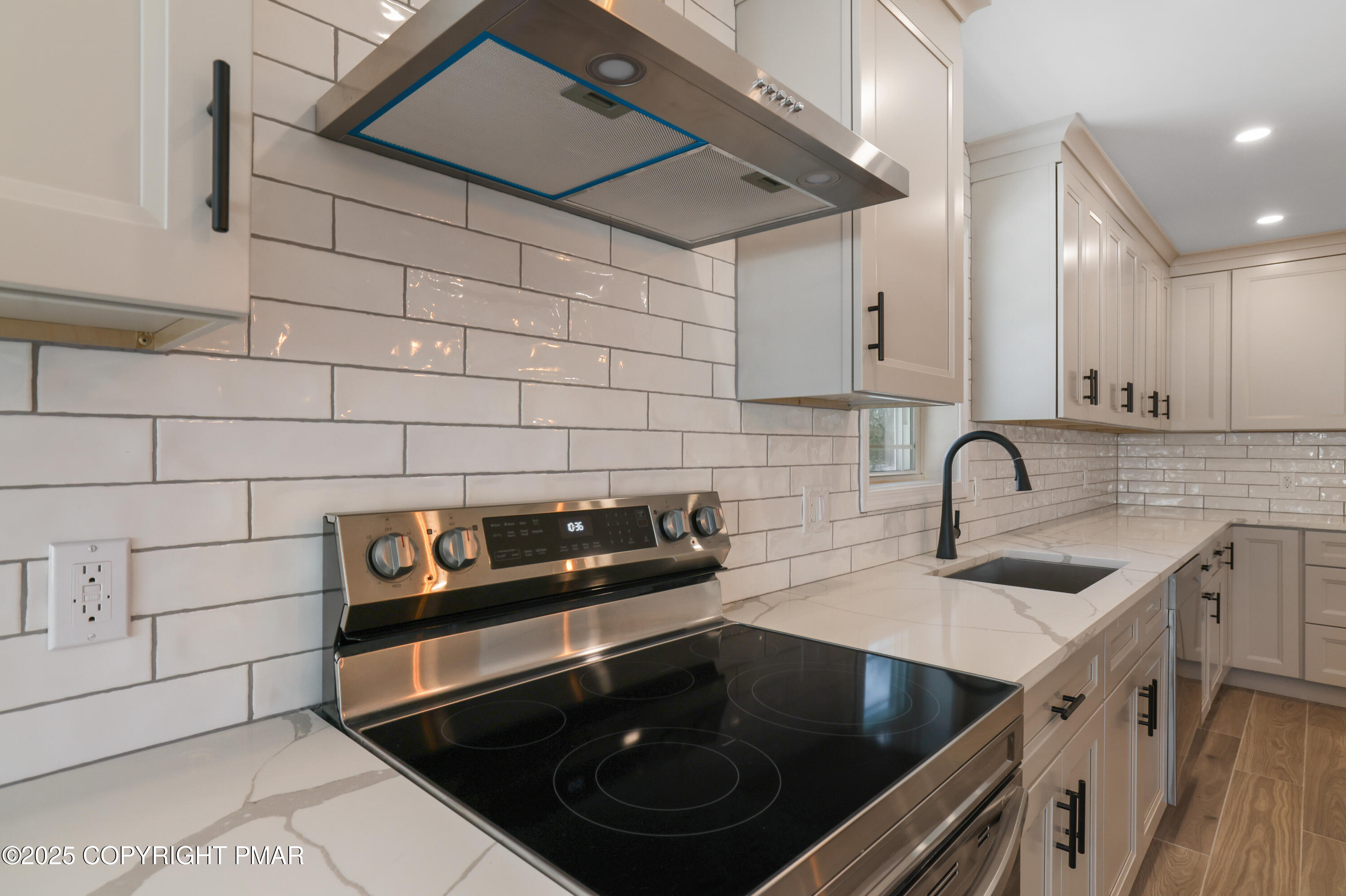 14 Stonegate Court Mount Pocono, PA 18344 - Photo 17 of 71 kitchen