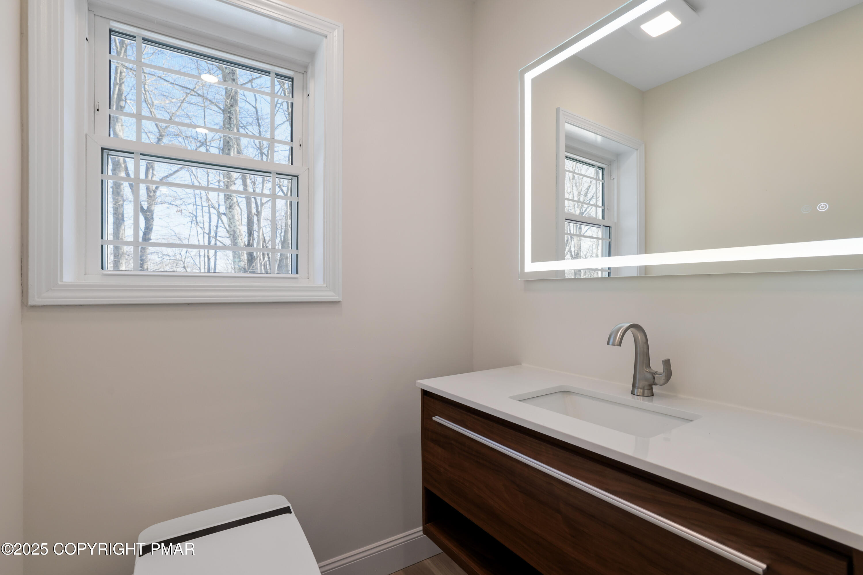 14 Stonegate Court Mount Pocono, PA 18344 - Photo 24 of 71 powder room