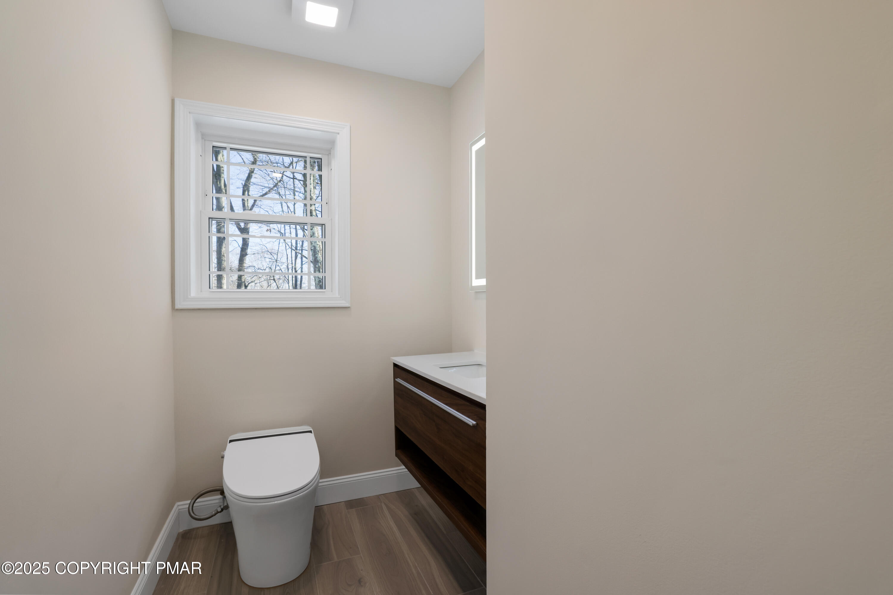 14 Stonegate Court Mount Pocono, PA 18344 - Photo 25 of 71 powder room