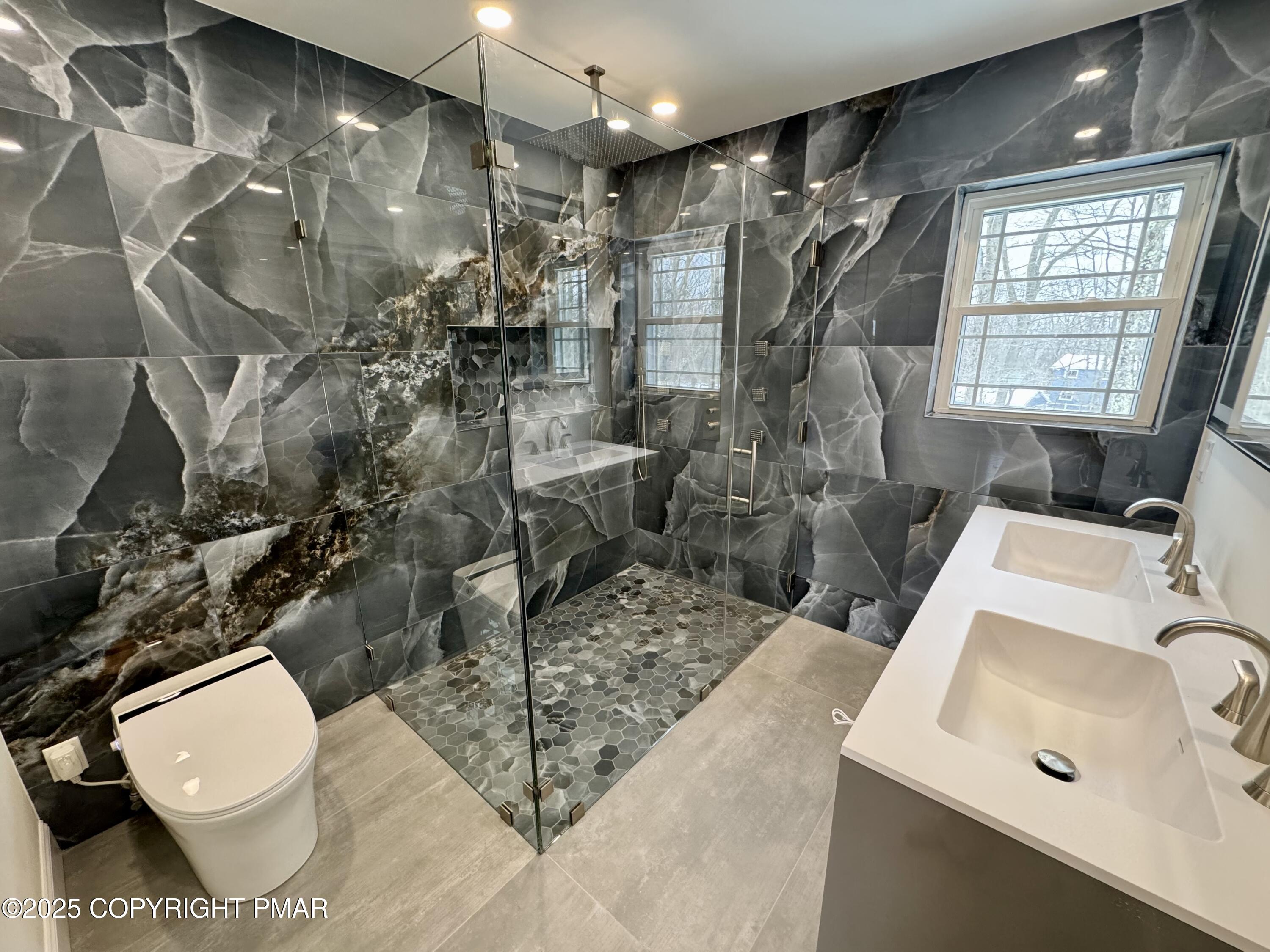 14 Stonegate Court Mount Pocono, PA 18344 - Photo 35 of 71 main bathroom