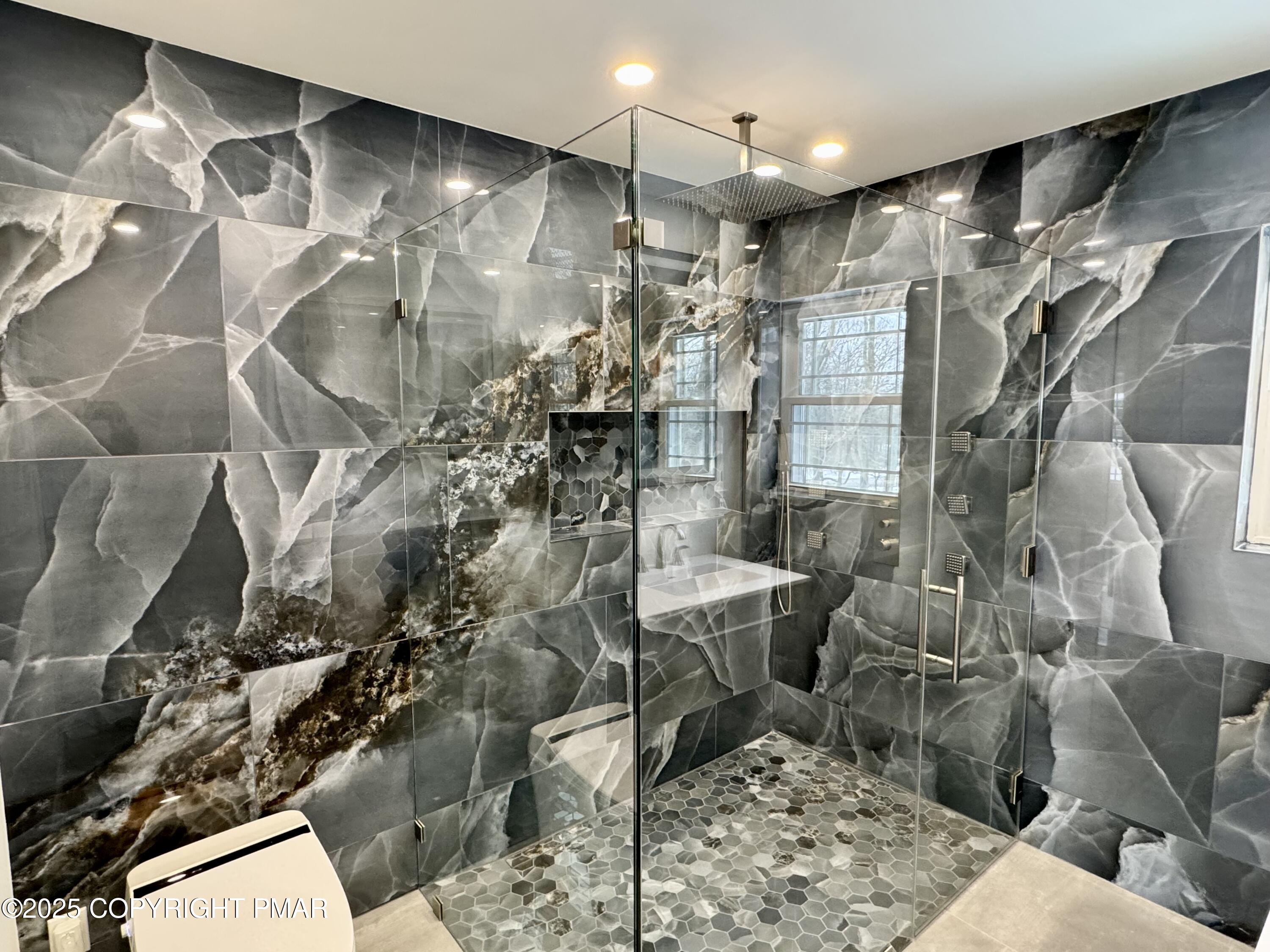 14 Stonegate Court Mount Pocono, PA 18344 - Photo 36 of 71 main bathroom