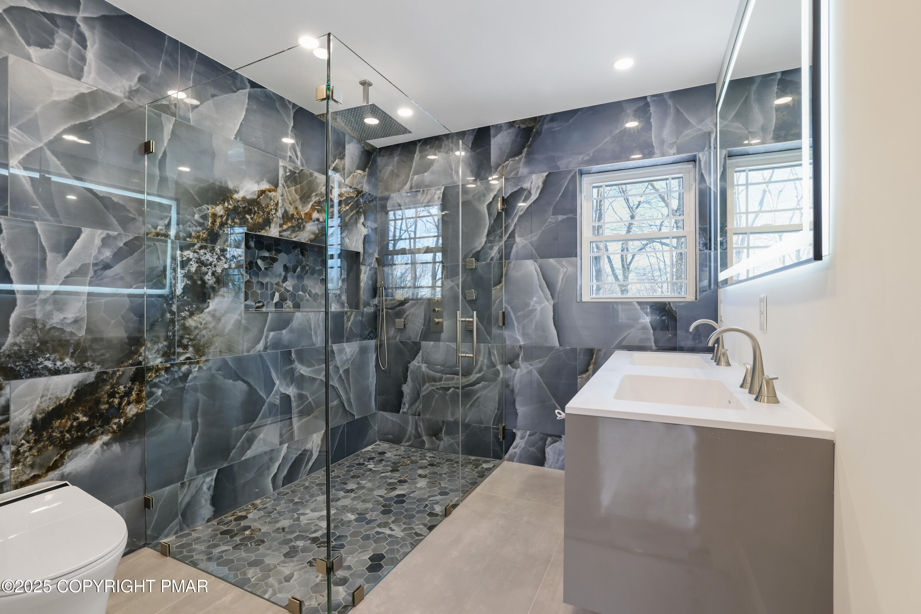 14 Stonegate Court Mount Pocono, PA 18344 - Photo 38 of 71 main bathroom