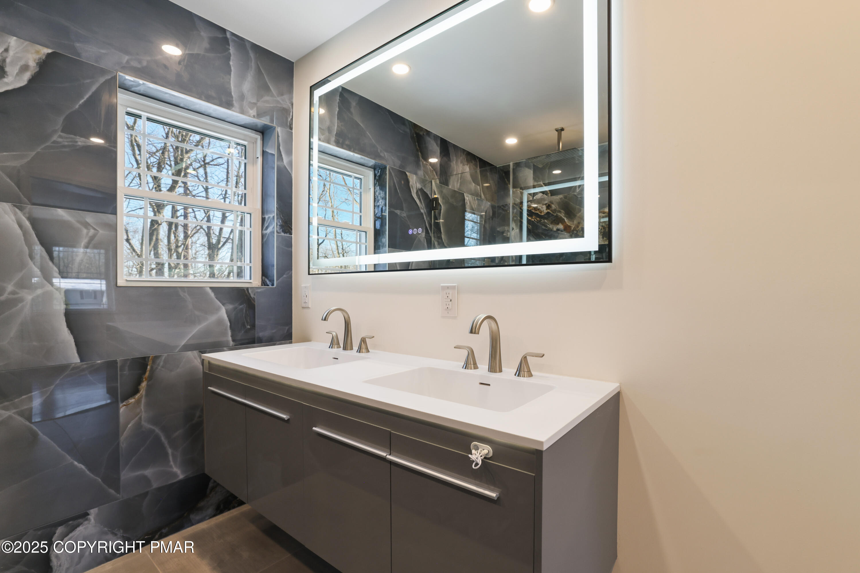 14 Stonegate Court Mount Pocono, PA 18344 - Photo 39 of 71 main bathroom