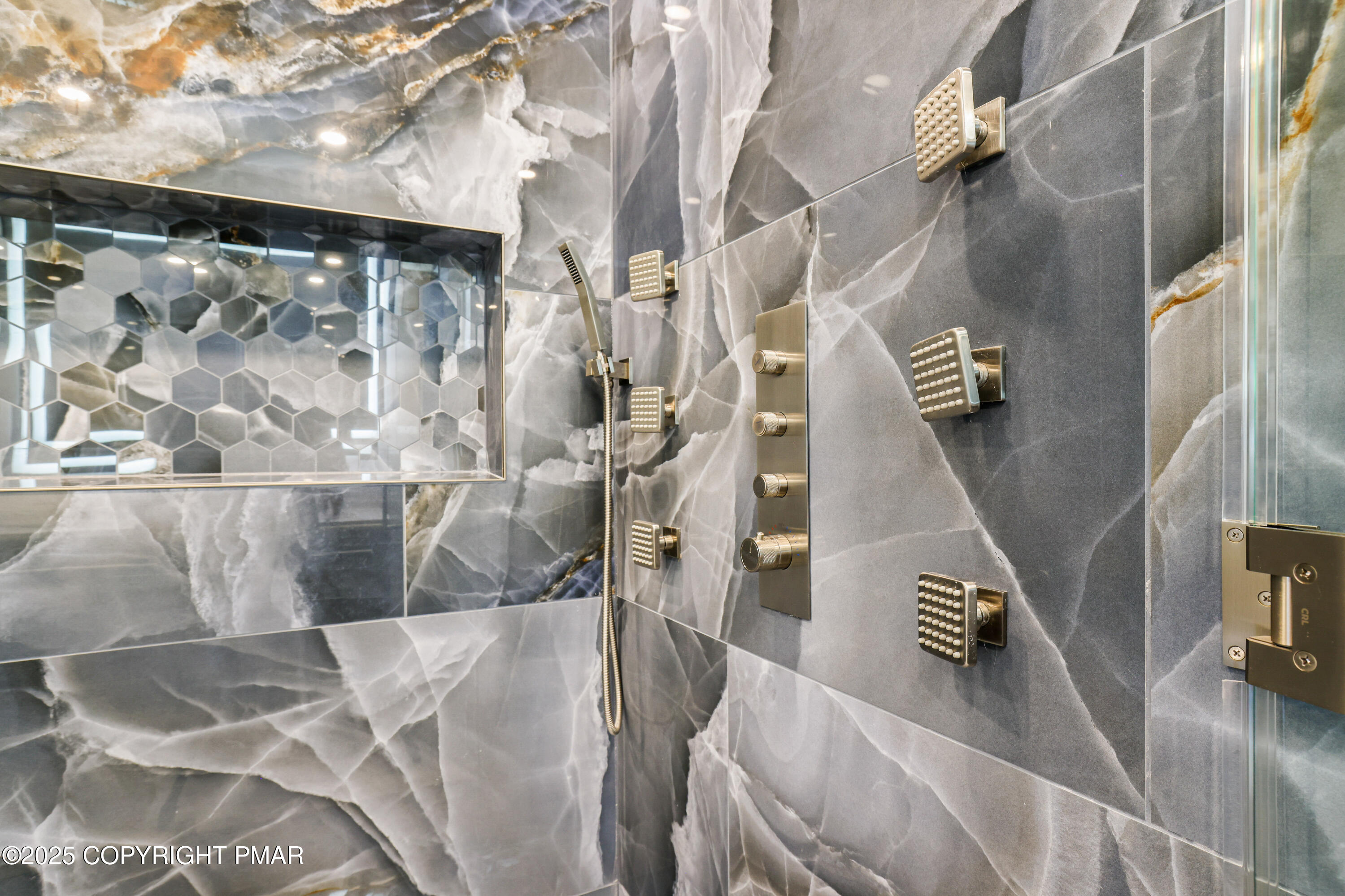 14 Stonegate Court Mount Pocono, PA 18344 - Photo 41 of 71 main bathroom
