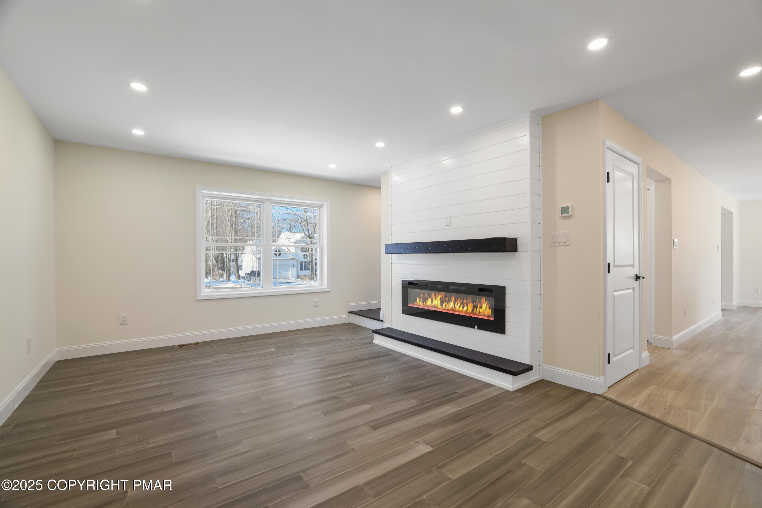 14 Stonegate Court Mount Pocono, PA 18344 - Photo 6 of 71 living room