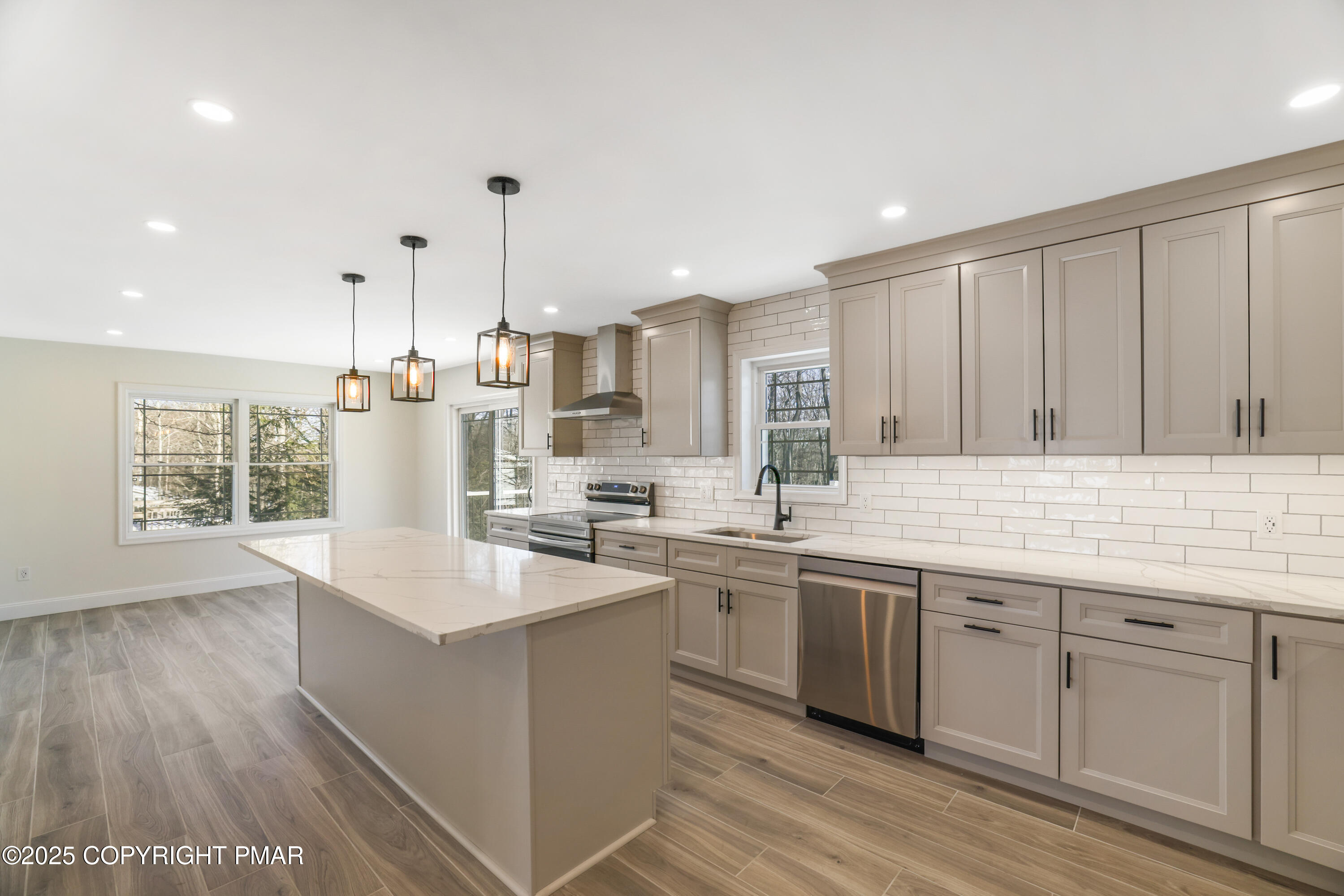 14 Stonegate Court Mount Pocono, PA 18344 - Photo 10 of 71 kitchen