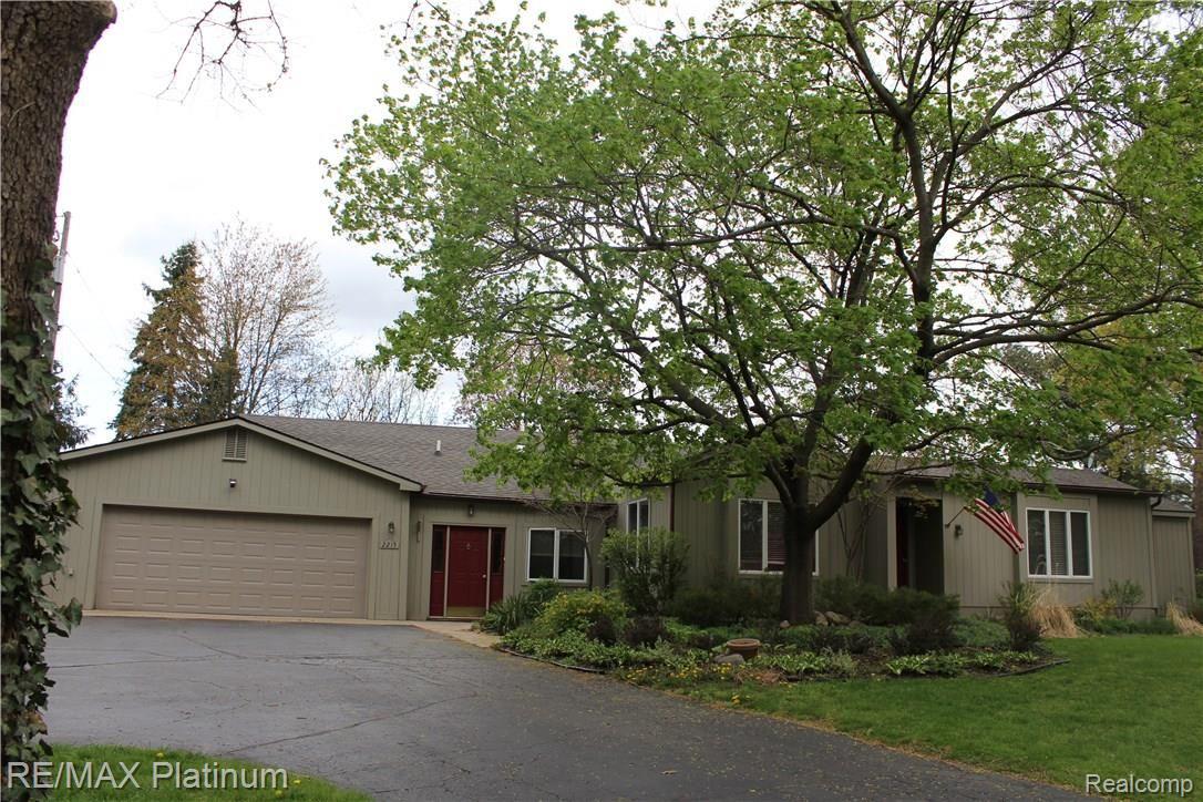 2215 Fenton Road Hartland, MI 48353 - Photo 6 of 15 Blacktop drive attached garage