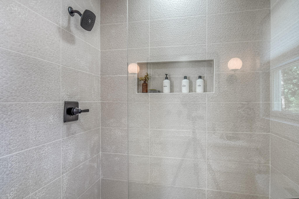 99 The Boulevard Edgartown, MA 02539 - Photo 17 of 35 a bathroom with a bathtub