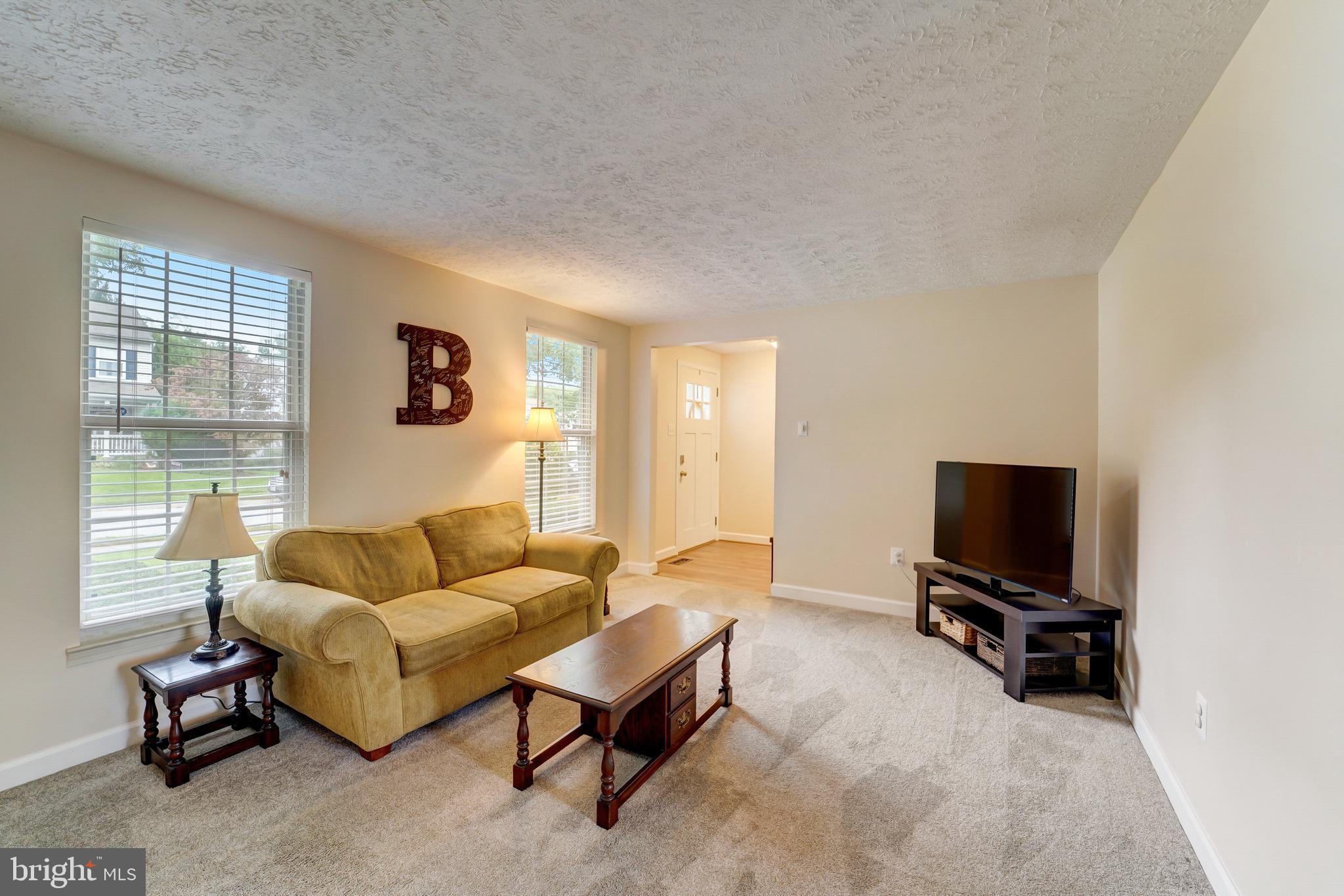 27 Highfields Drive Catonsville, MD 21228 - Photo 8 of 38 Living Room