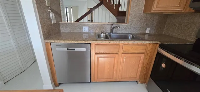 $250,000 | 7720 Northwest 79th Avenue, Unit B2, Tamarac, FL 33321