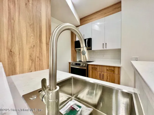 a view of a kitchen with kitchen island