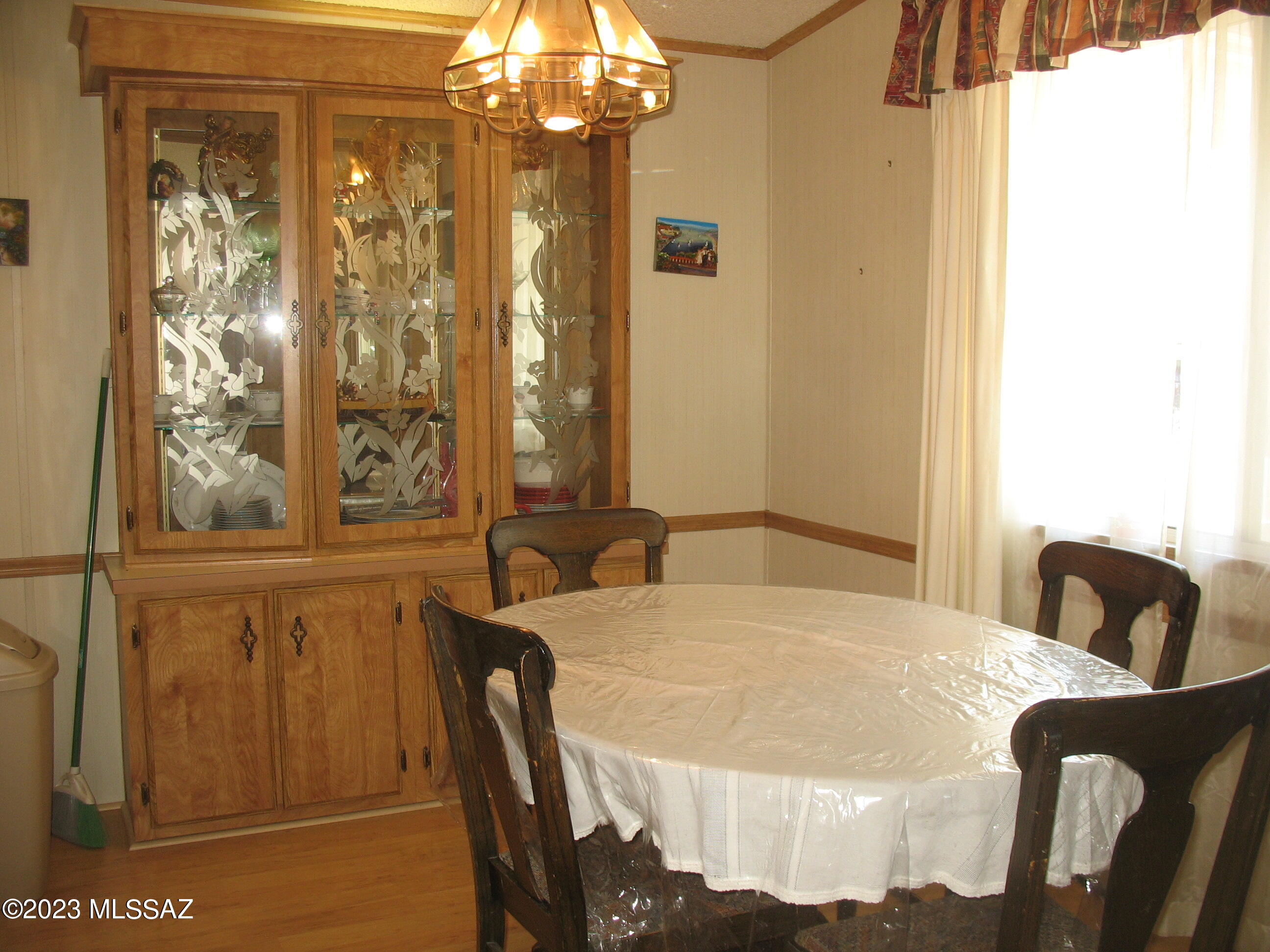 5762 West Box R Street Tucson, AZ 85713 - Photo 4 of 13 5762 Box R Dining Area