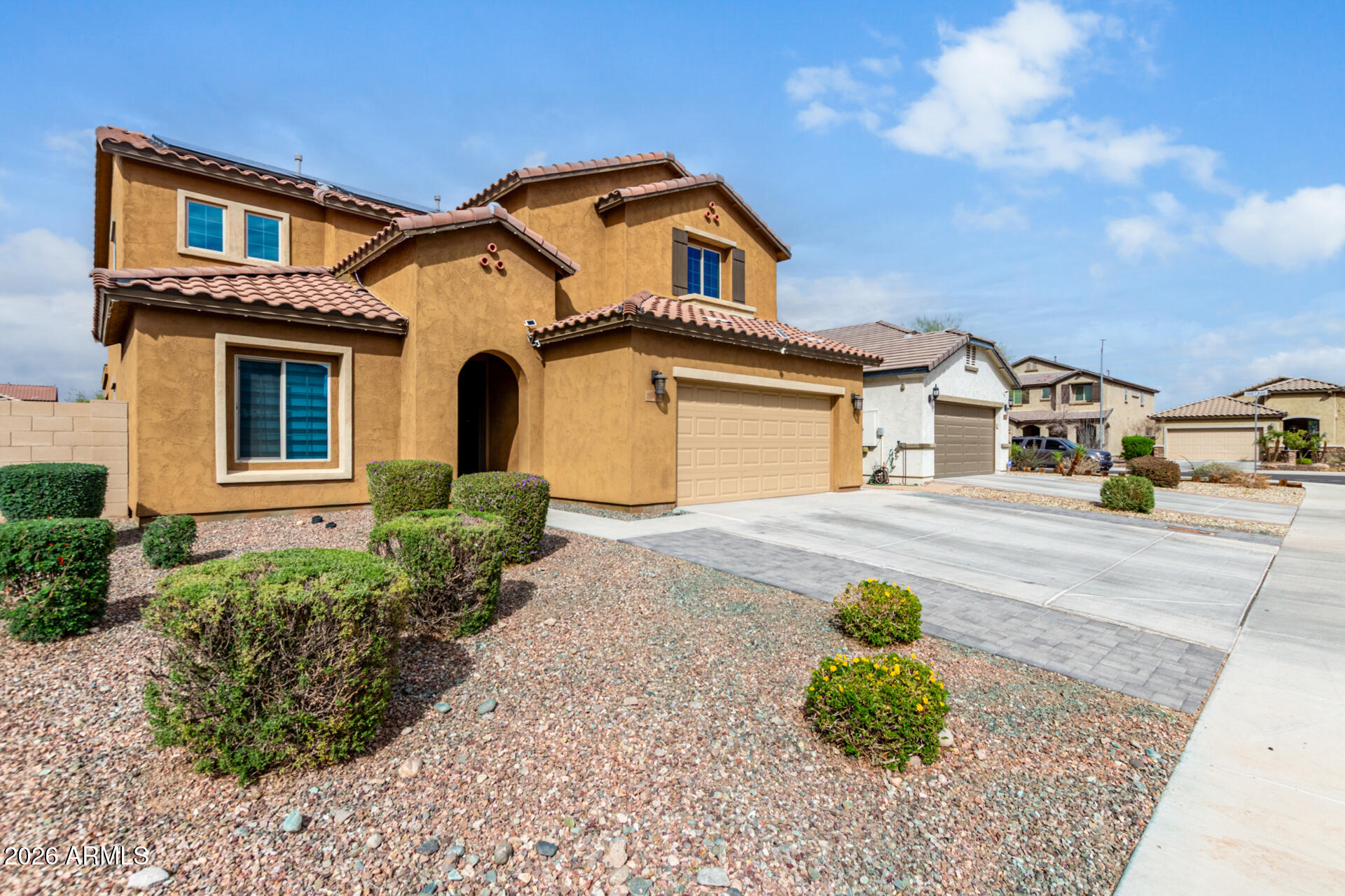 10816 West Nosean Road Peoria, AZ 85383 - Photo 4 of 42 a front view of a house with a garden