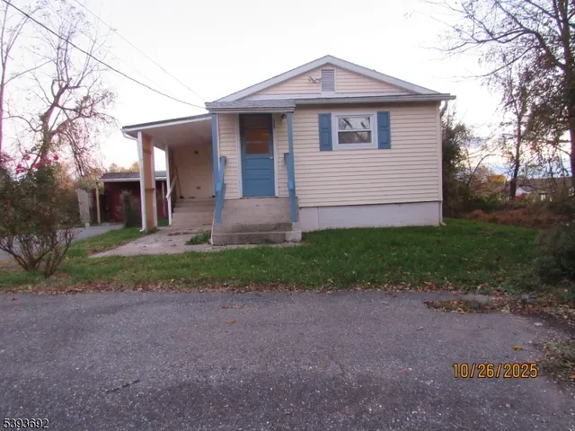 a view of a house with yard and a tree
