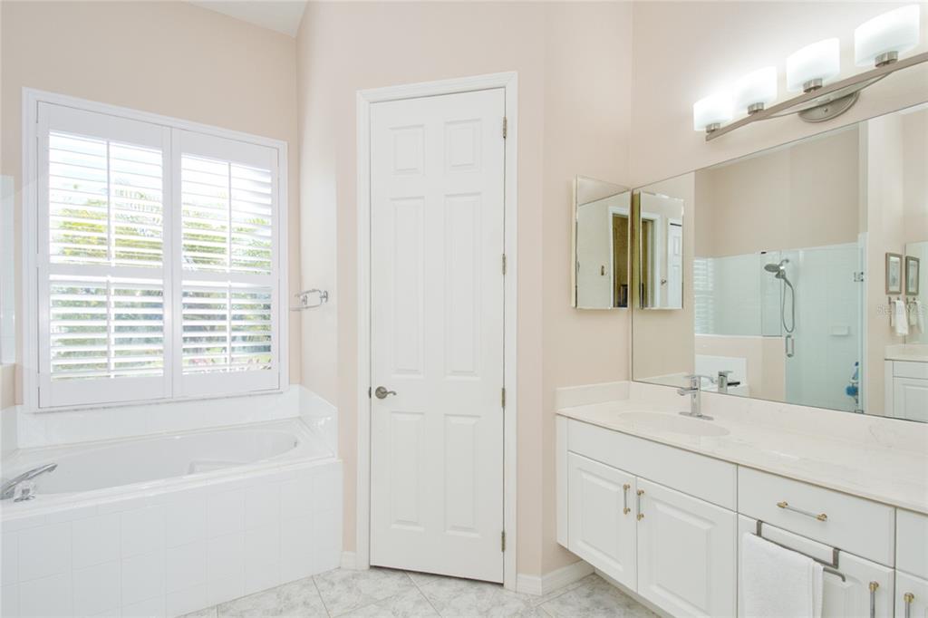 2808 Falcon Ridge Clermont, FL 34711 - Photo 18 of 65 a bathroom with a bathtub shower sink and mirror