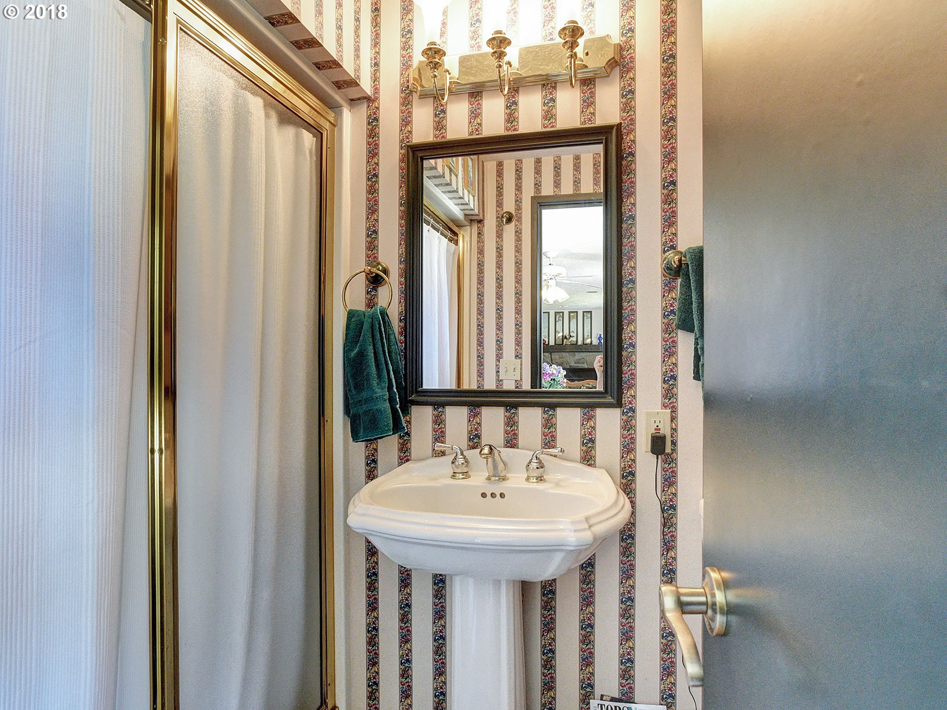 9850 South Barnards Road Canby, OR 97013 - Photo 12 of 32 a bathroom with a sink and a mirror