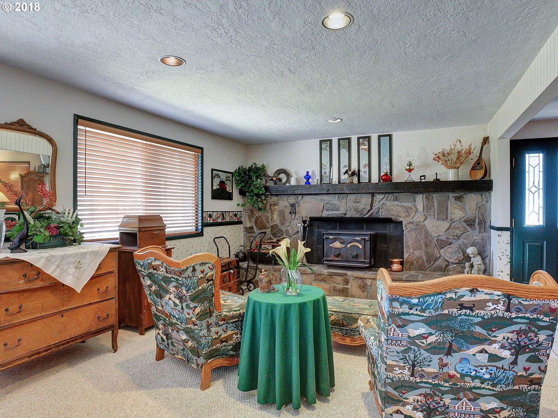 9850 South Barnards Road Canby, OR 97013 - Photo 13 of 32 a living room with furniture and a fireplace
