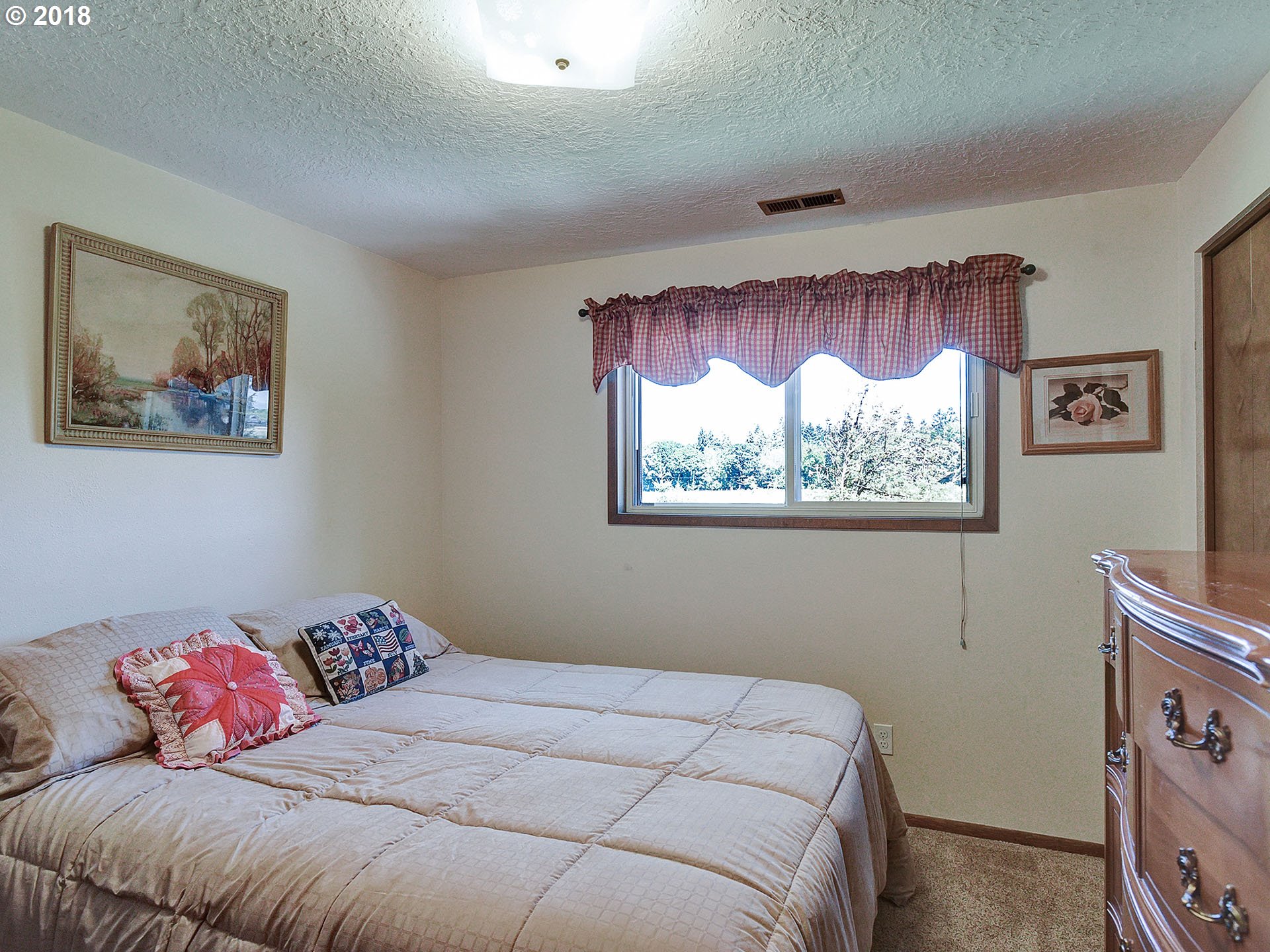 9850 South Barnards Road Canby, OR 97013 - Photo 18 of 32 a bedroom with a bed and wall painting