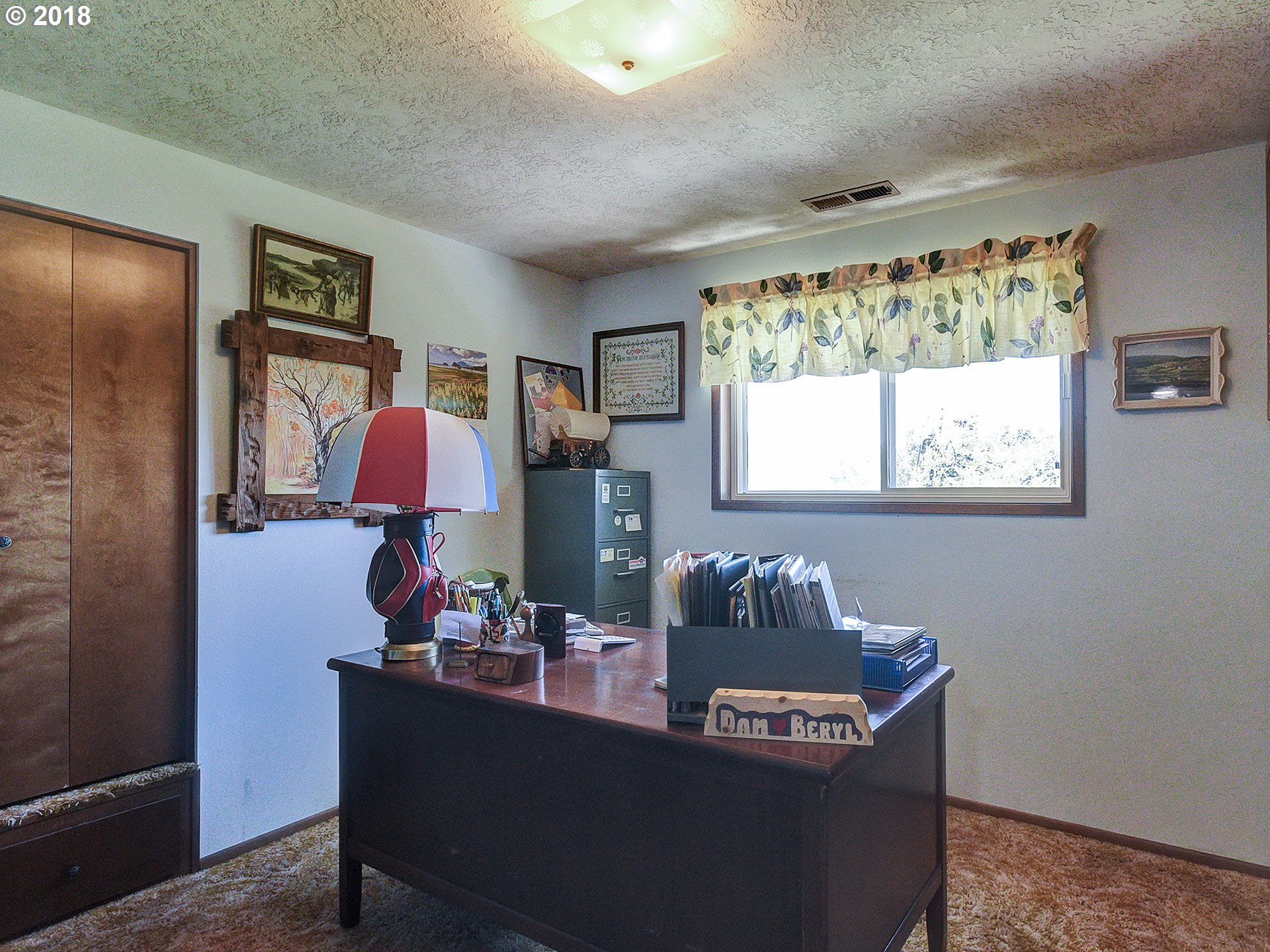 9850 South Barnards Road Canby, OR 97013 - Photo 19 of 32 a living room with furniture and a window