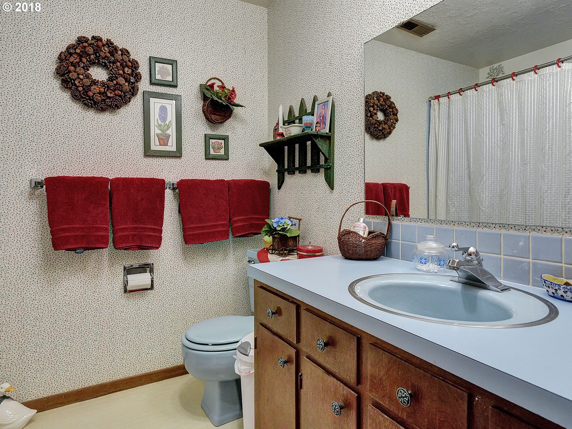 9850 South Barnards Road Canby, OR 97013 - Photo 20 of 32 a bathroom with a sink a toilet and a mirror