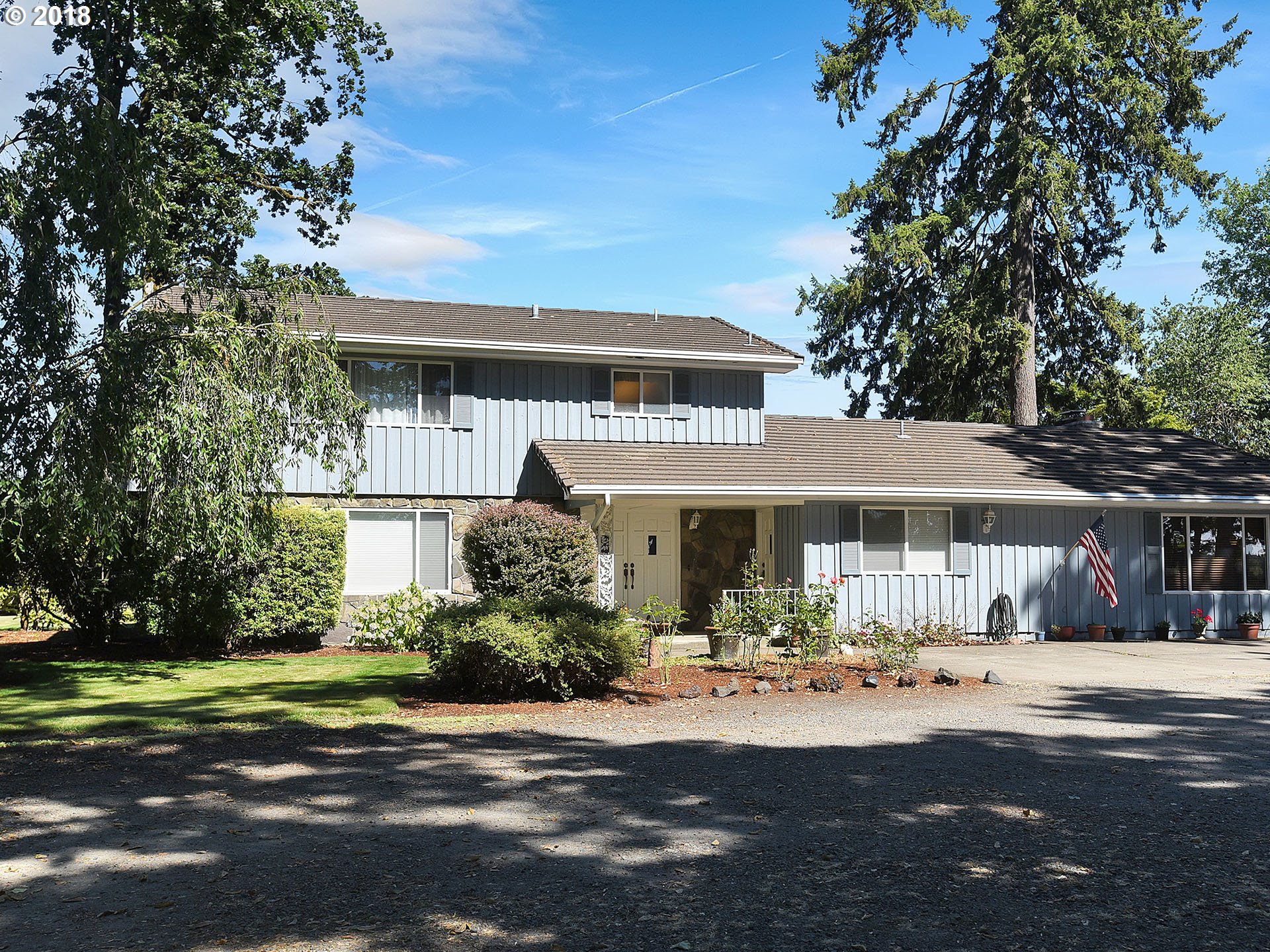 9850 South Barnards Road Canby, OR 97013 - Photo 2 of 32 a front view of a house with a yard