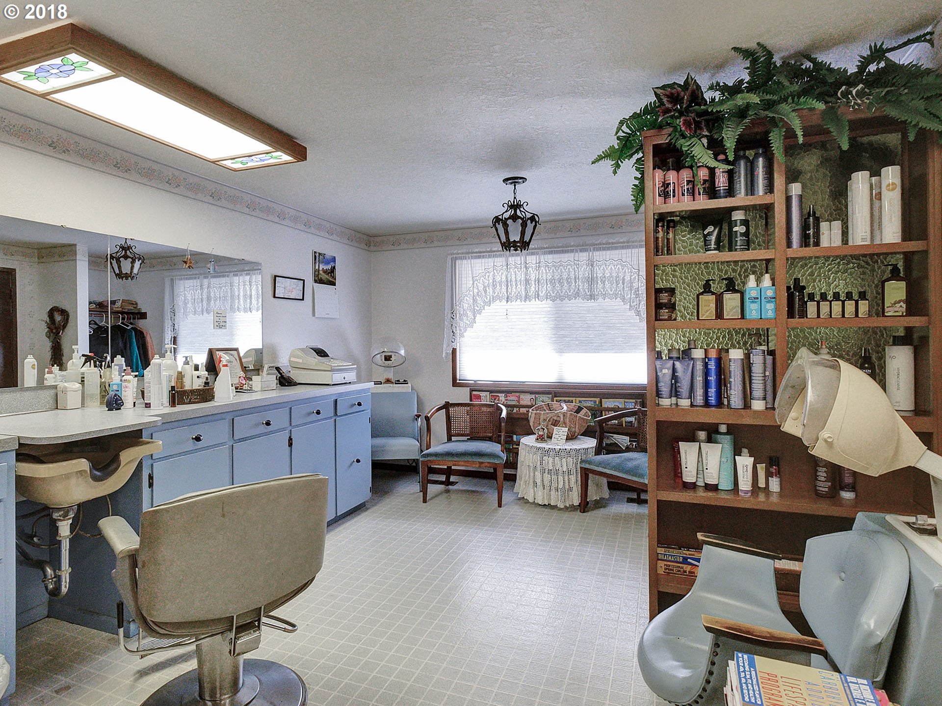 9850 South Barnards Road Canby, OR 97013 - Photo 21 of 32 a living room with furniture window and wooden floor