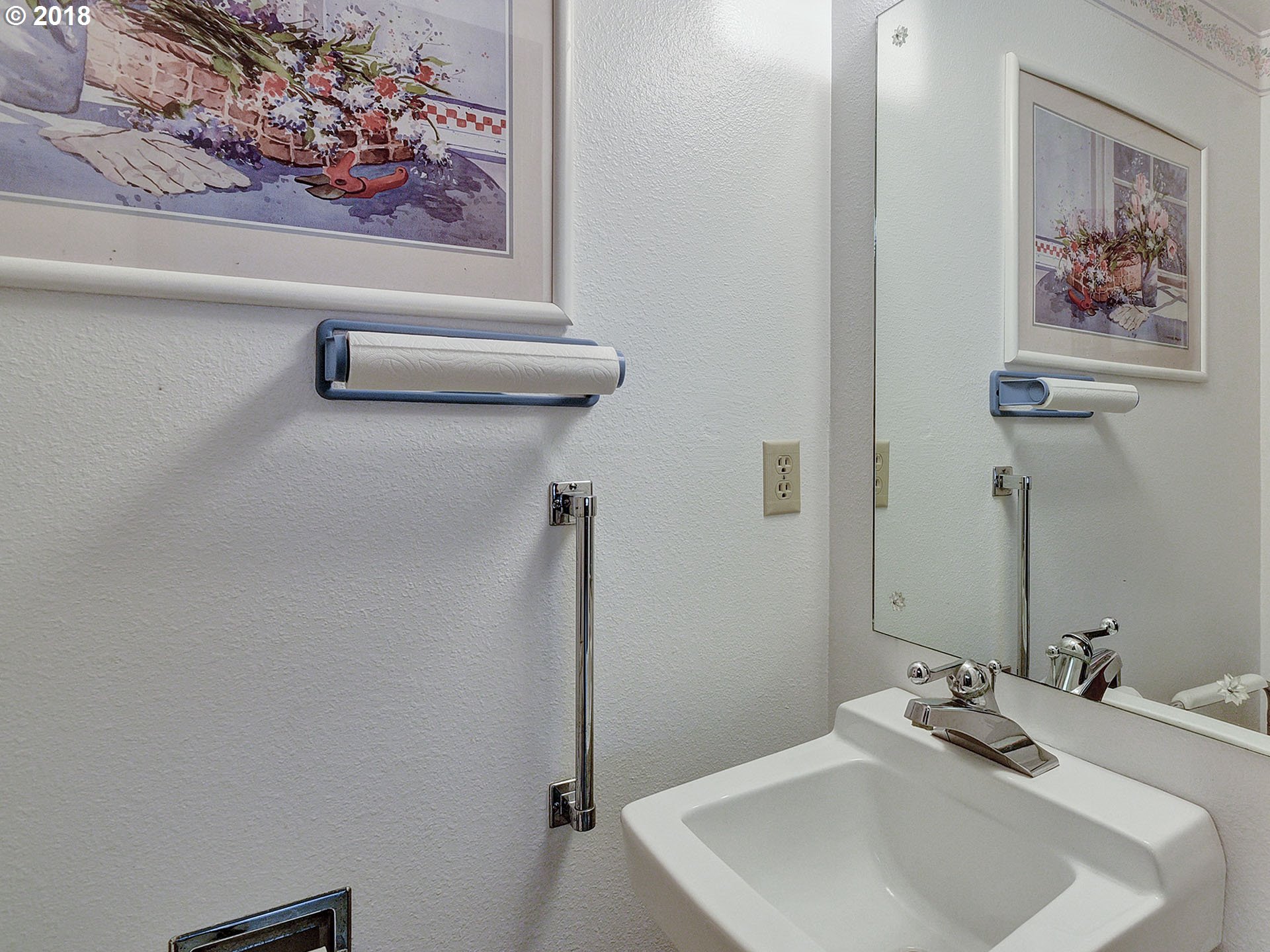 9850 South Barnards Road Canby, OR 97013 - Photo 23 of 32 a bathroom with a sink and a mirror