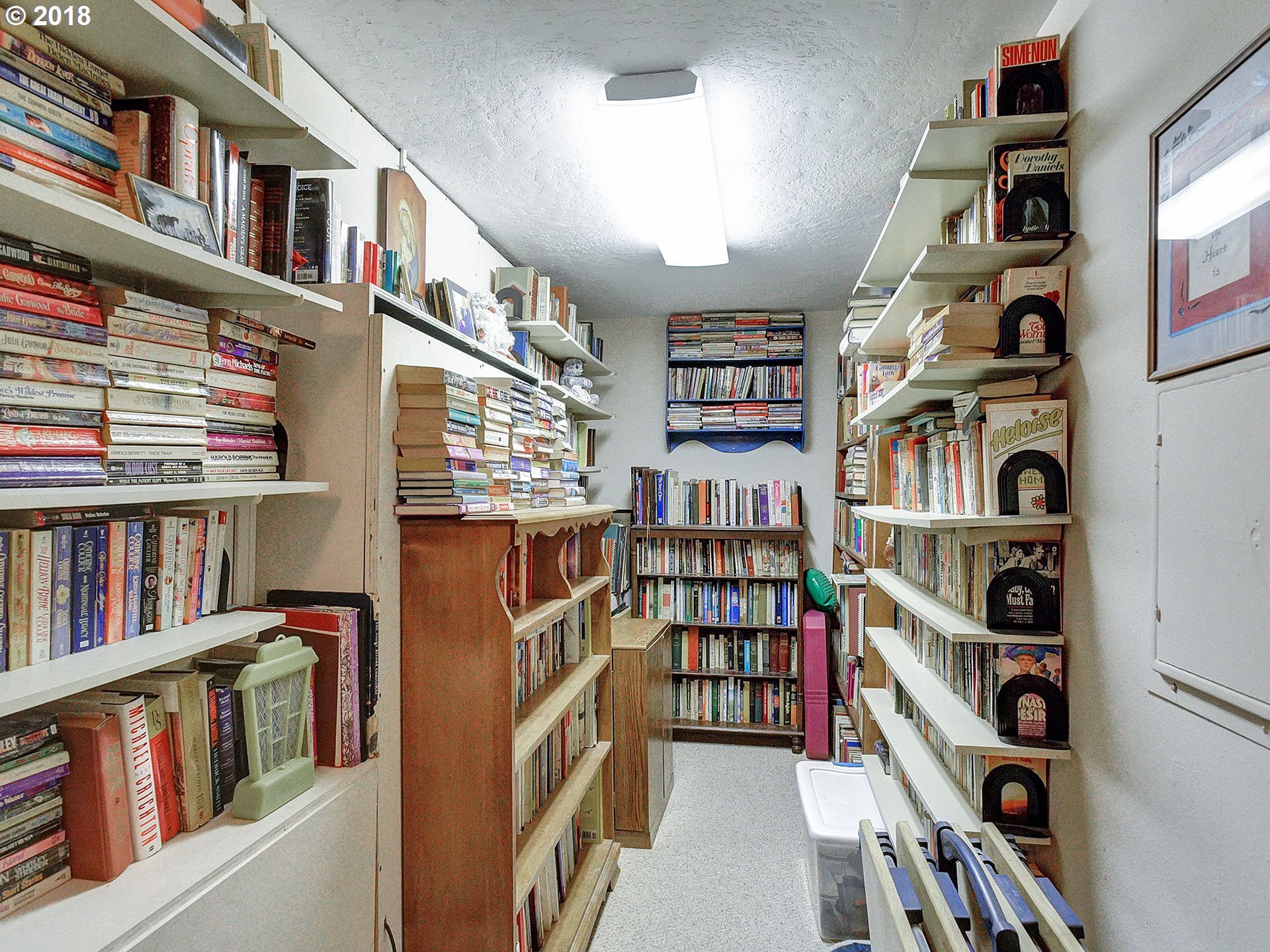 9850 South Barnards Road Canby, OR 97013 - Photo 25 of 32 a view of an empty room with shelves
