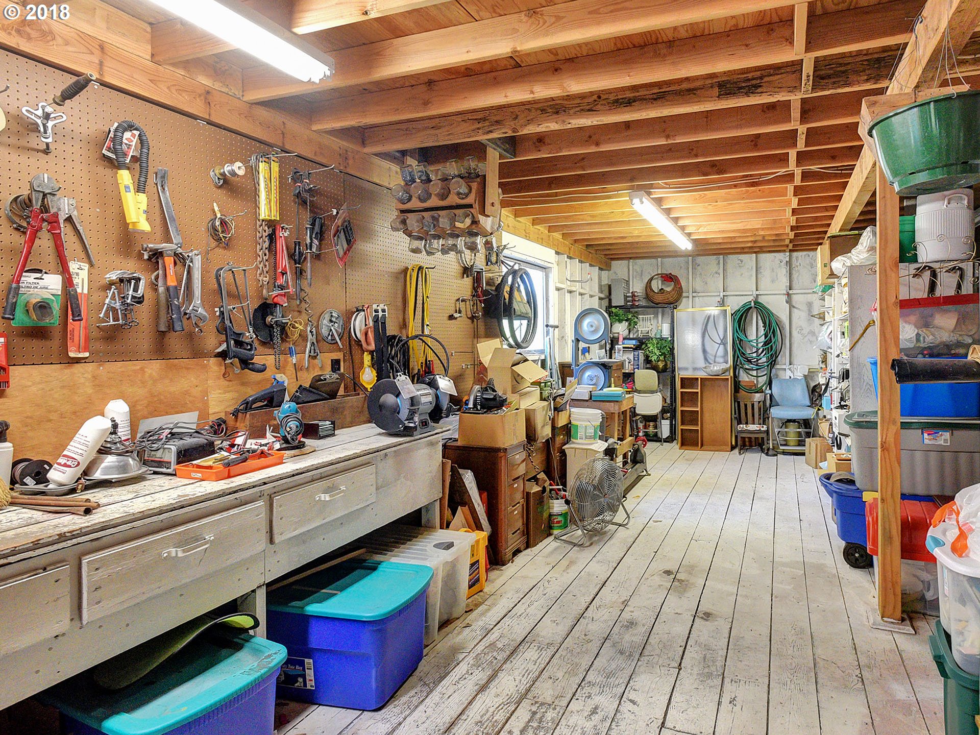 9850 South Barnards Road Canby, OR 97013 - Photo 26 of 32 a view of a room with wooden floor