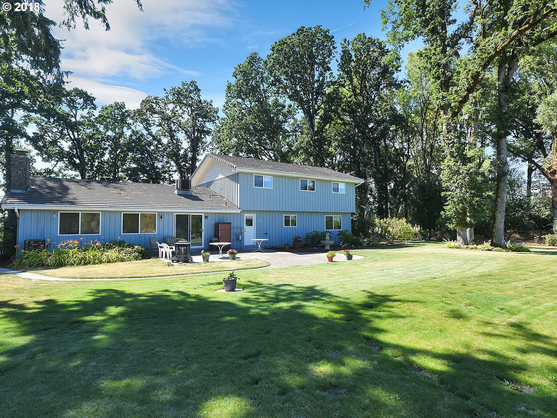 9850 South Barnards Road Canby, OR 97013 - Photo 28 of 32 a house view with a sitting space and garden
