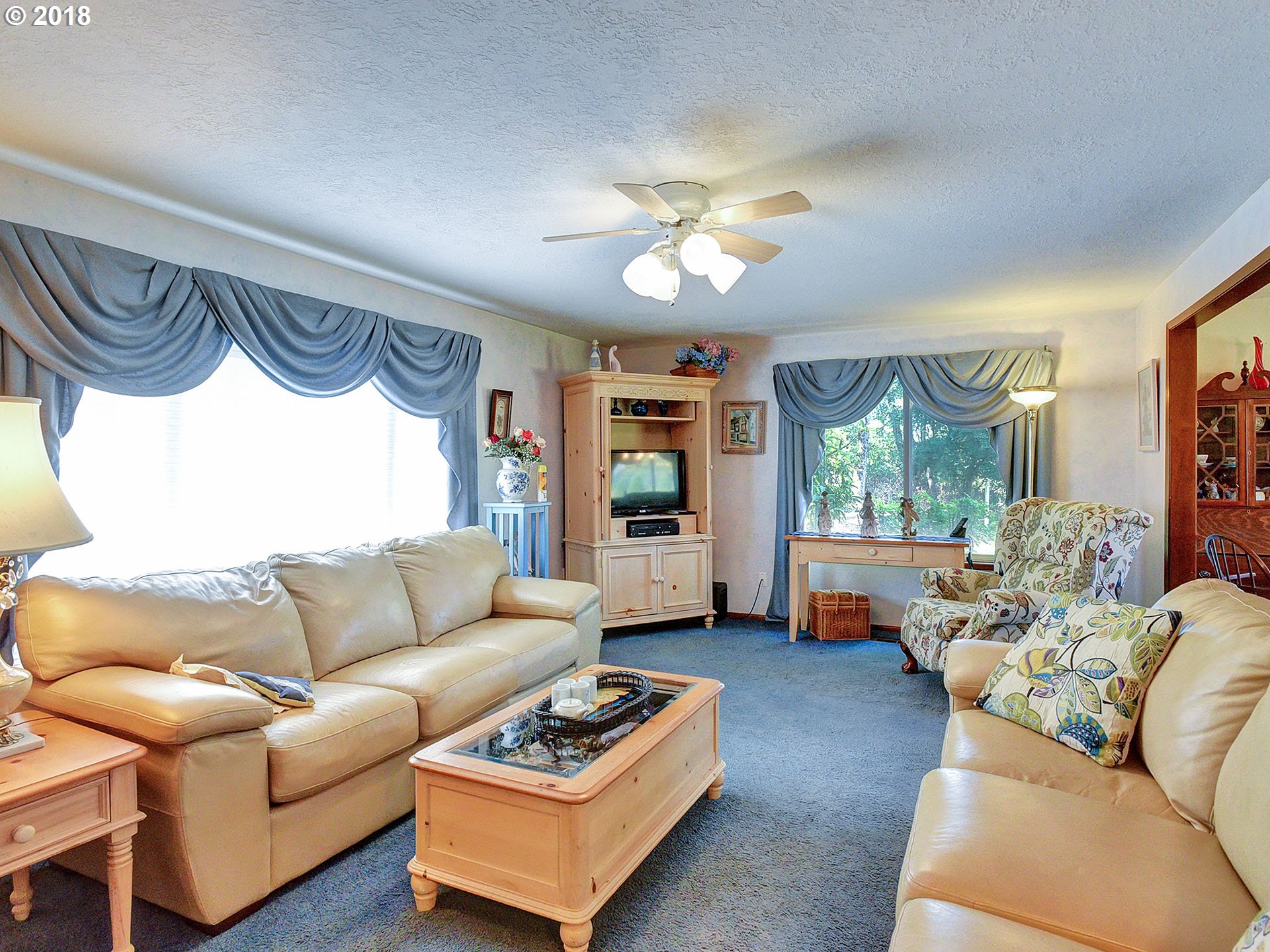 9850 South Barnards Road Canby, OR 97013 - Photo 5 of 32 a living room with furniture and a large window
