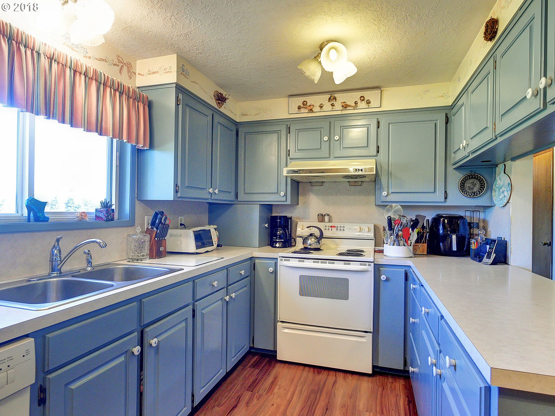 9850 South Barnards Road Canby, OR 97013 - Photo 10 of 32 a kitchen with a sink a stove and cabinets