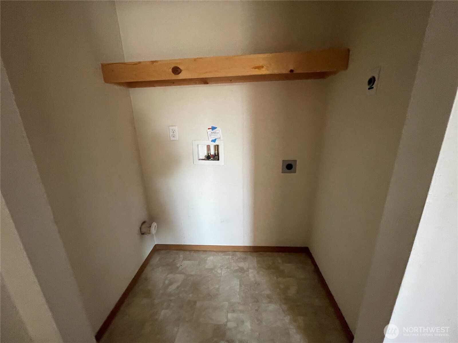 911 West Front Street Winlock, WA 98596 - Photo 18 of 30 a view of a small room