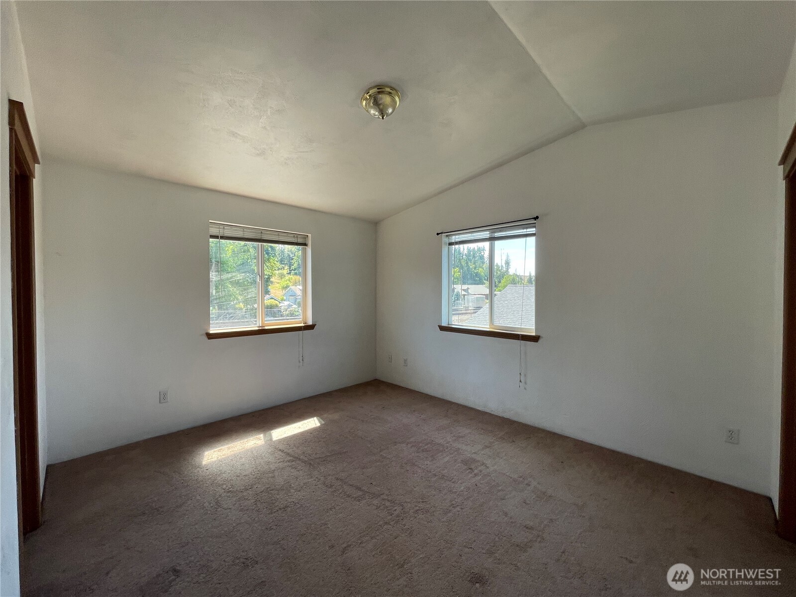911 West Front Street Winlock, WA 98596 - Photo 20 of 30 an empty room with windows