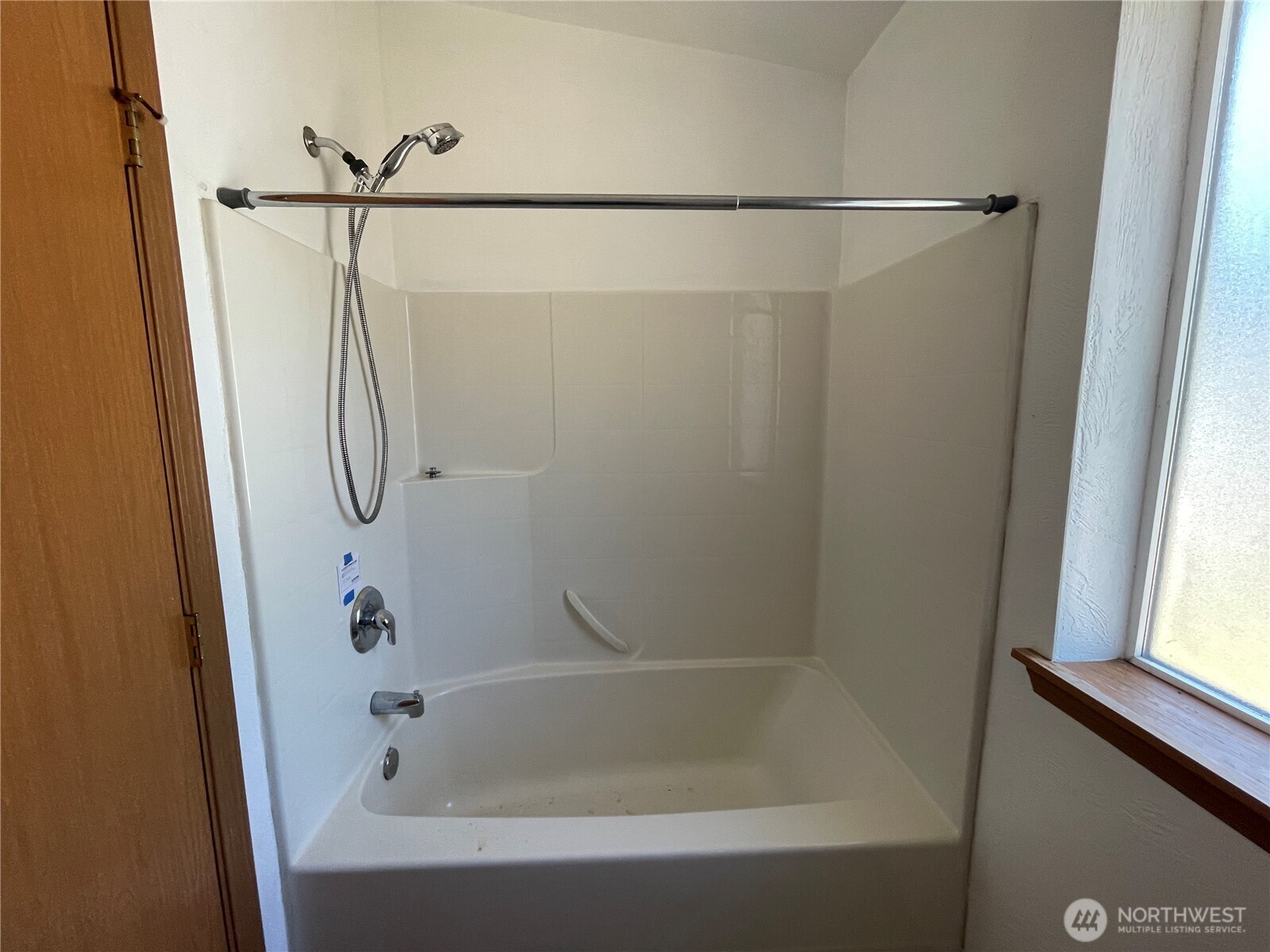 911 West Front Street Winlock, WA 98596 - Photo 27 of 30 a bathroom with a bath tub with a shower