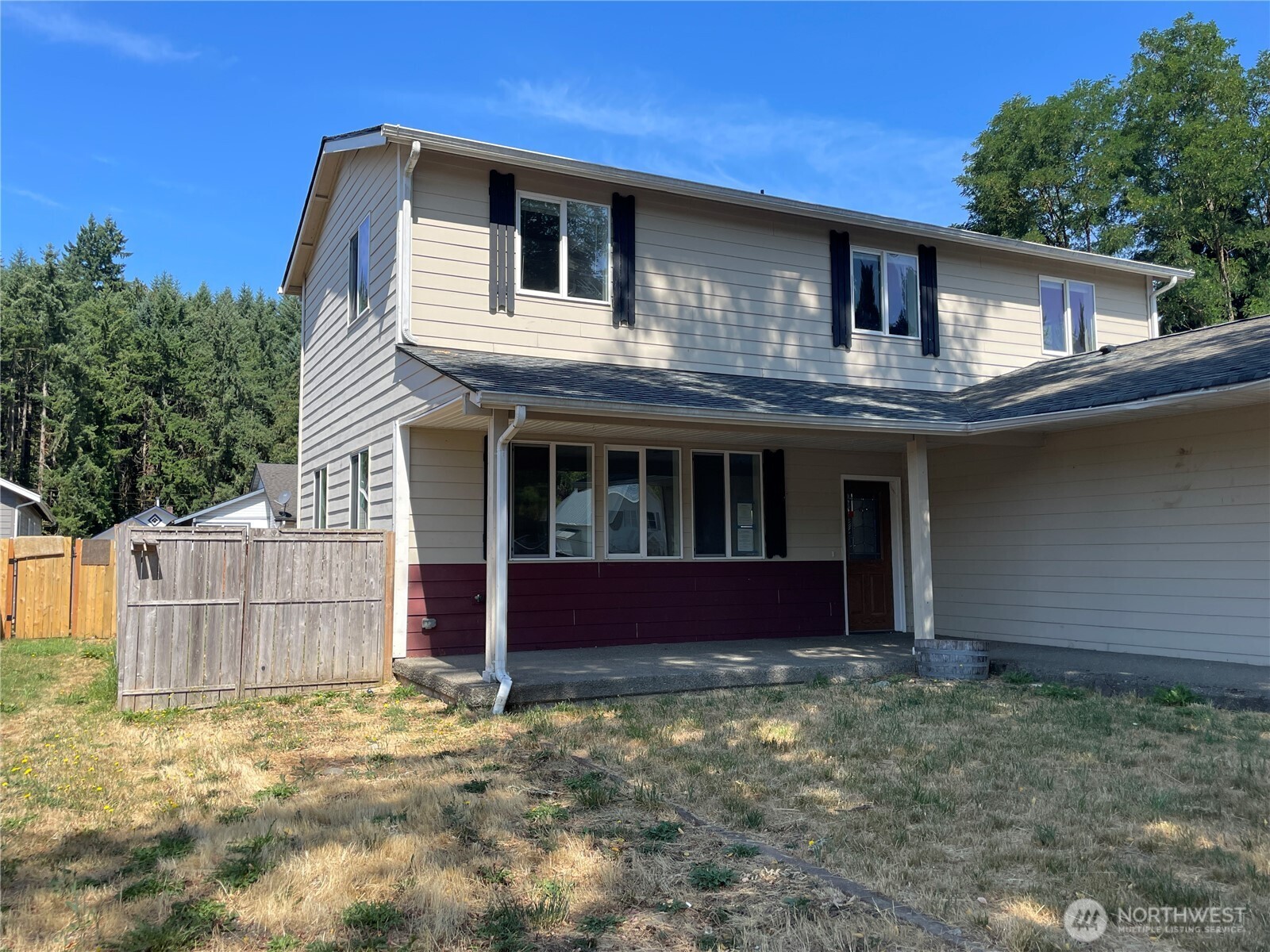 911 West Front Street Winlock, WA 98596 - Photo 3 of 30 a front view of a house with a yard