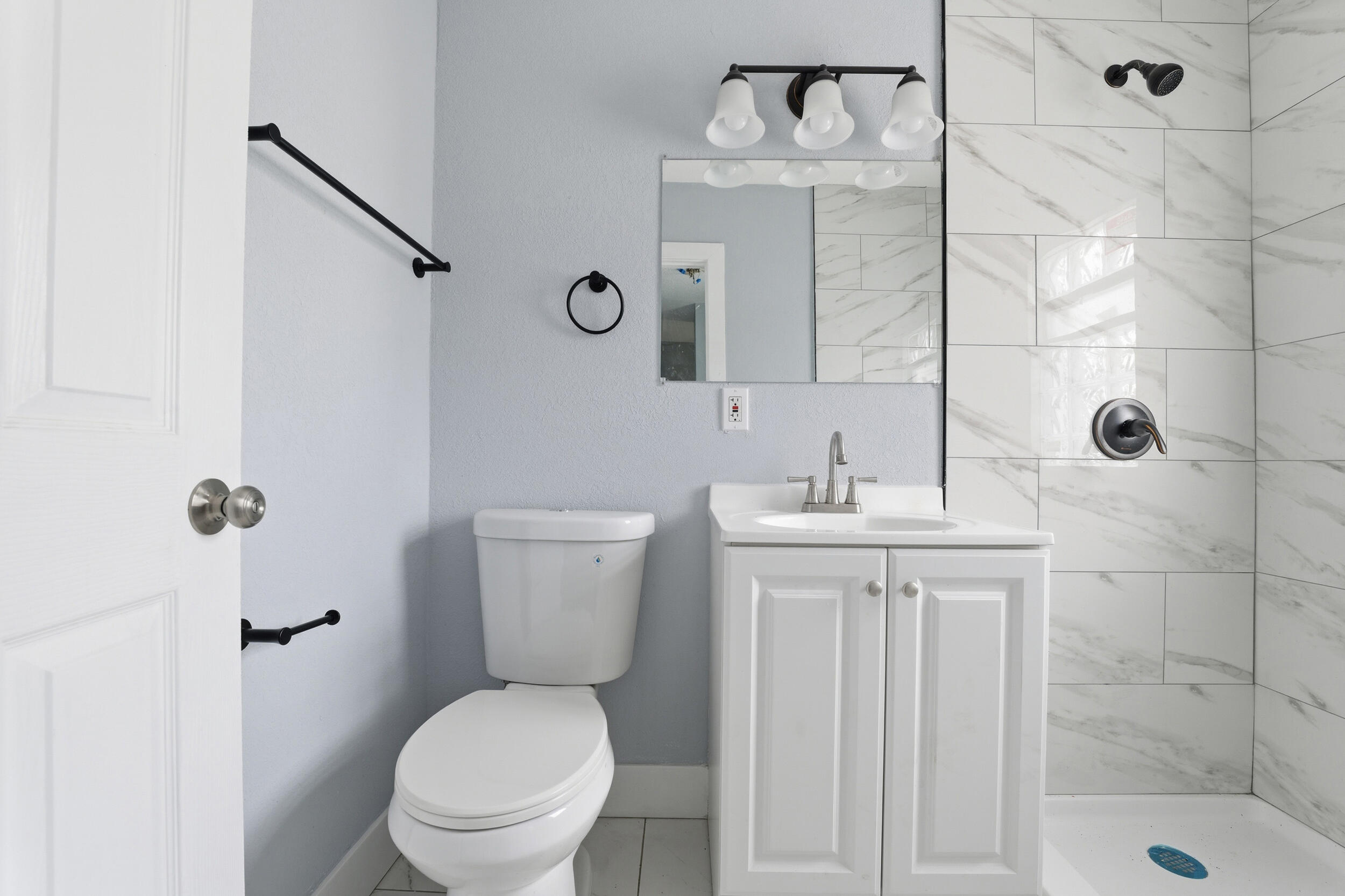 2354 South 16th Street Milwaukee, WI 53215 - Photo 7 of 16 Full Bathroom