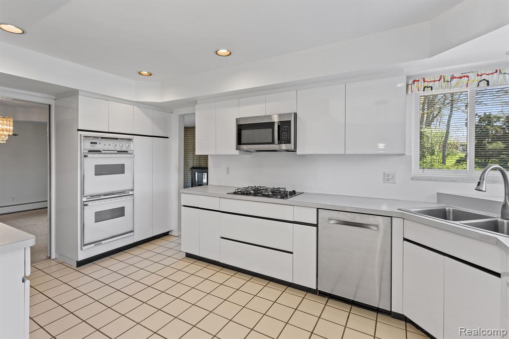 25826 Farmington Road Farmington Hills, MI 48336 - Photo 19 of 43