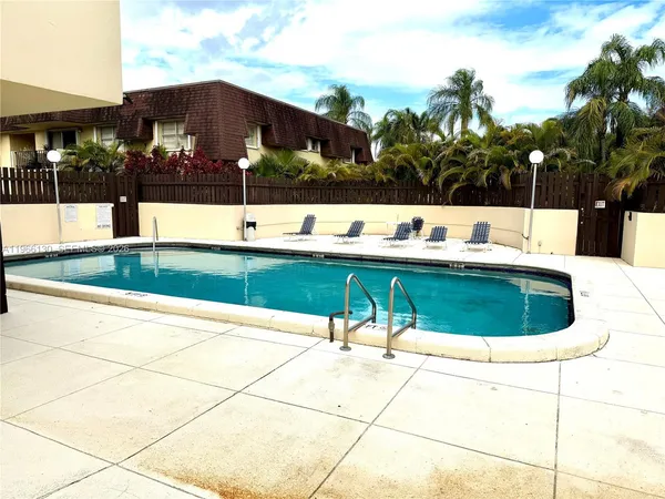 $1,800 | 13710 Southwest 90th Avenue, Unit C, Miami, FL 33176