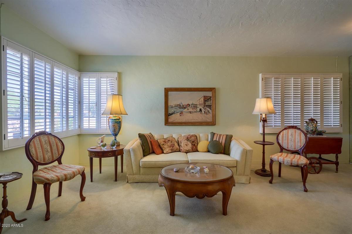 2858 North Greenfield Road Phoenix, AZ 85006 - Photo 3 of 25 Spacious living room