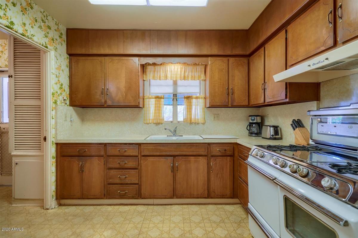 2858 North Greenfield Road Phoenix, AZ 85006 - Photo 9 of 25 Kitchen