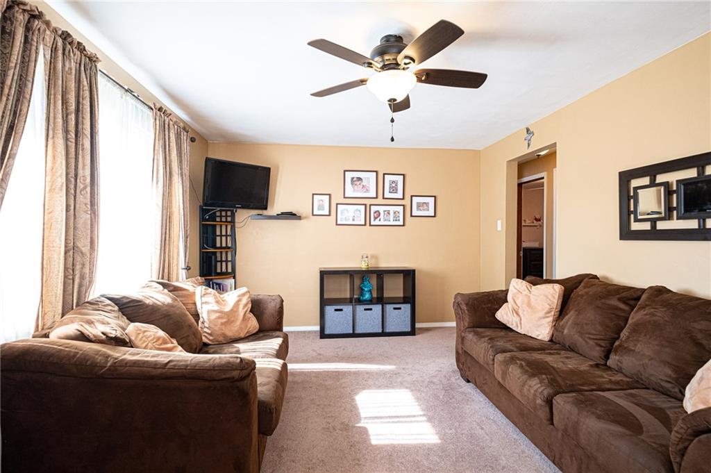 40 Highbury Road Cheswick, PA 15024 - Photo 2 of 25 NEUTRAL AND AWASH IN NATURAL LIGHT LIVINGROOM.