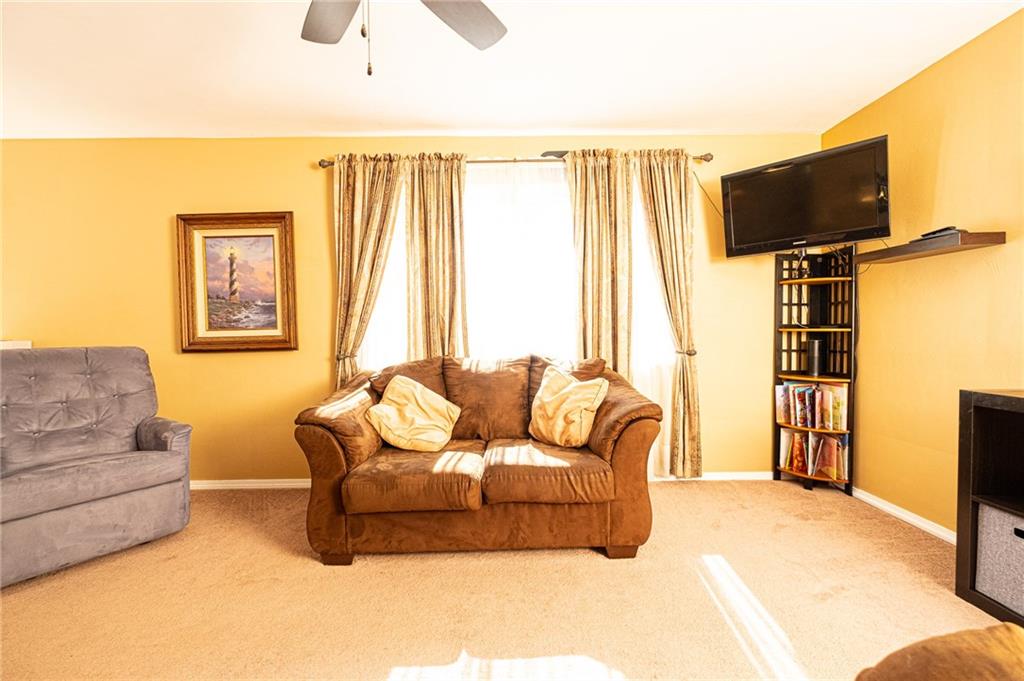 40 Highbury Road Cheswick, PA 15024 - Photo 3 of 25 LIVINGROOM.