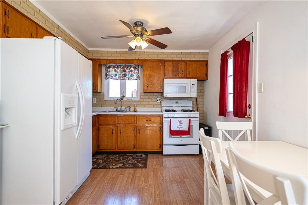 40 Highbury Road Cheswick, PA 15024 - Photo 6 of 25 OPEN DESIGN EAT IN KITCHEN WITH LAMINATE FLOORING. FULLY EQUIPPED WITH GAS STOVE, REFRIGERATOR AND MICROWAVE OVEN.