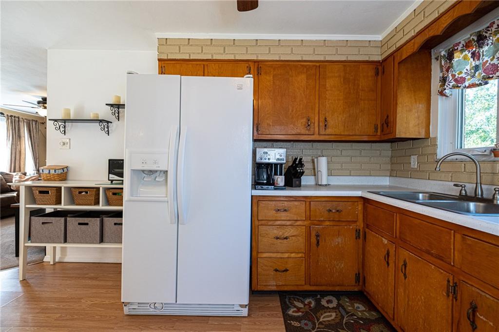 40 Highbury Road Cheswick, PA 15024 - Photo 8 of 25 ANOTHER VIEW OF THE EFFICIENTLY DESIGNED KITCHEN.