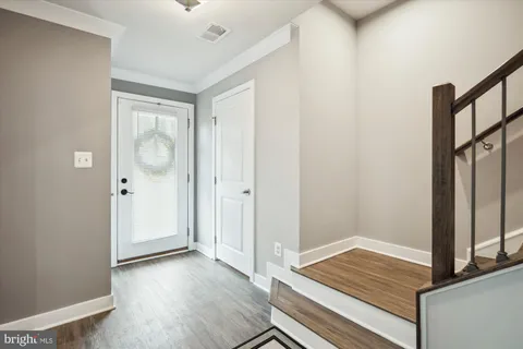 a view of room with an entryway